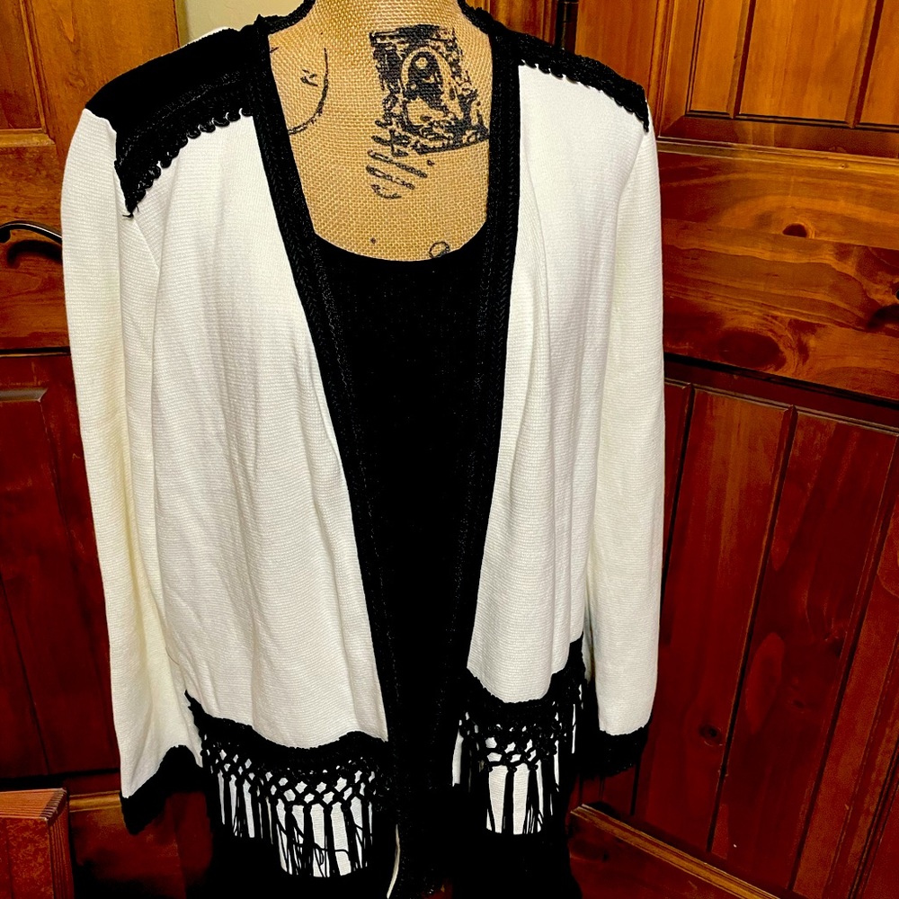 Beautiful Black and white cardigan/sweater Chico’s  new sz 3 16-18